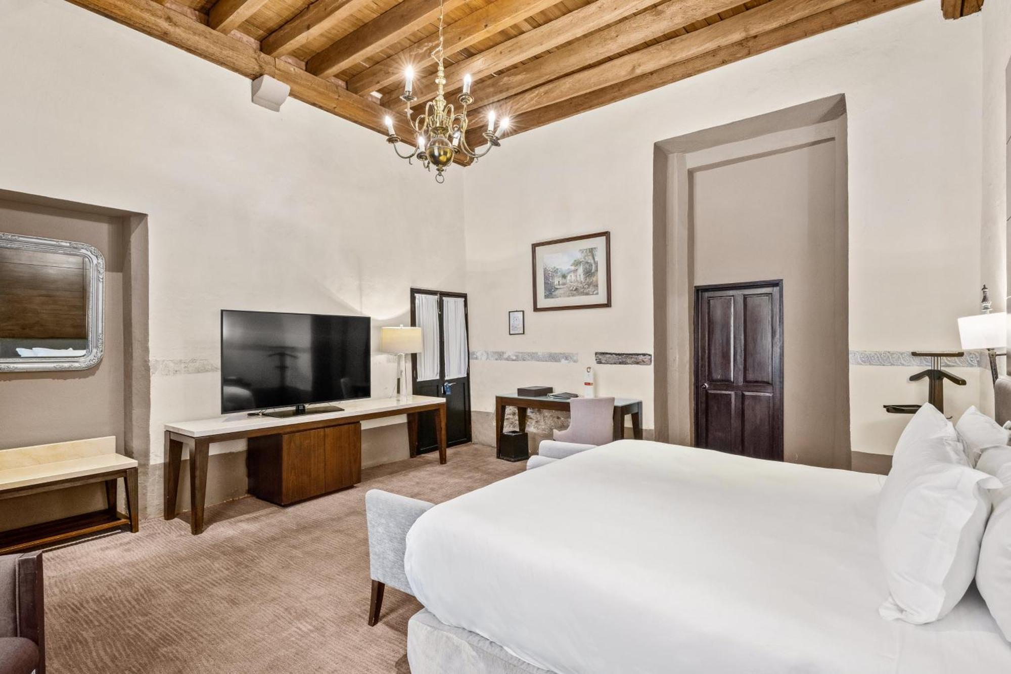 Hotel Quinta Real Puebla Exteriér fotografie A guest room at the Hotel Santa Fe