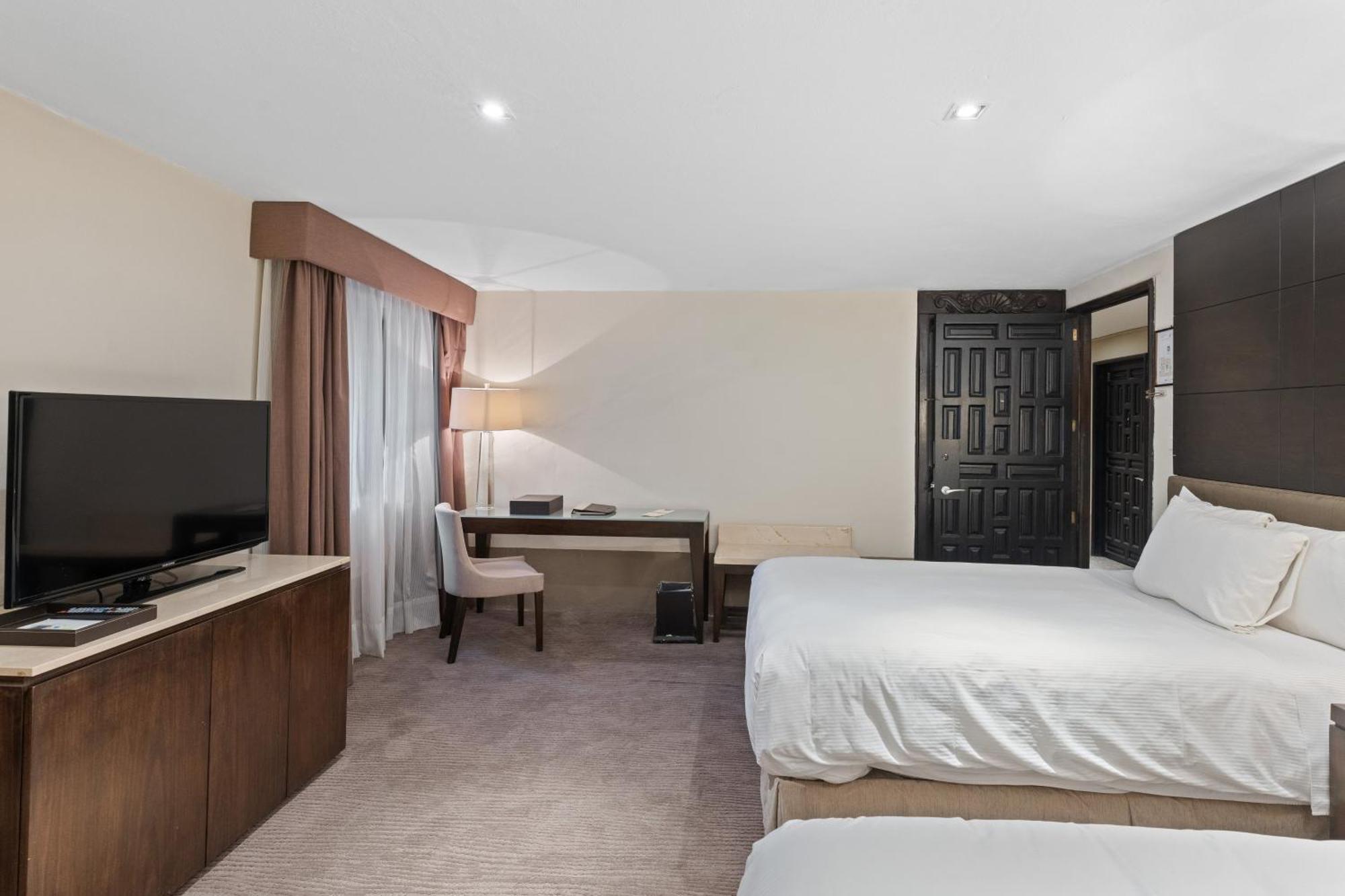 Hotel Quinta Real Puebla Exteriér fotografie A guest room at the Hilton Garden Inn